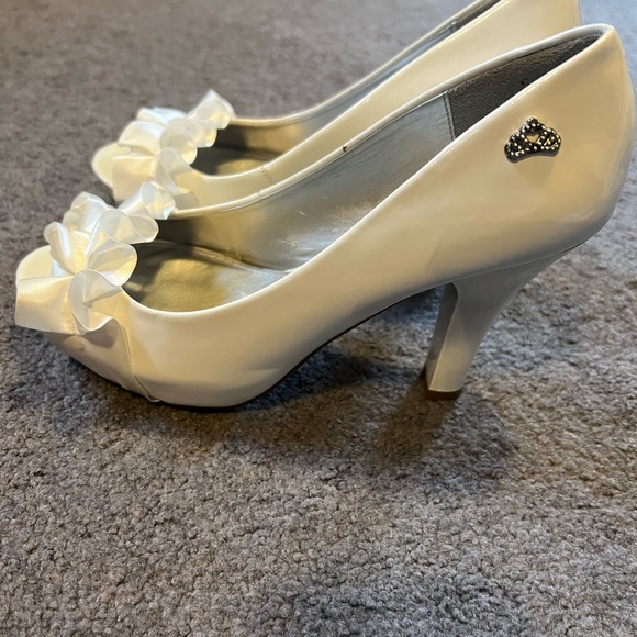 Fergalicious-Glamorous White Peep-Toe Heels with Bow Detail - Picture 4 of 9
